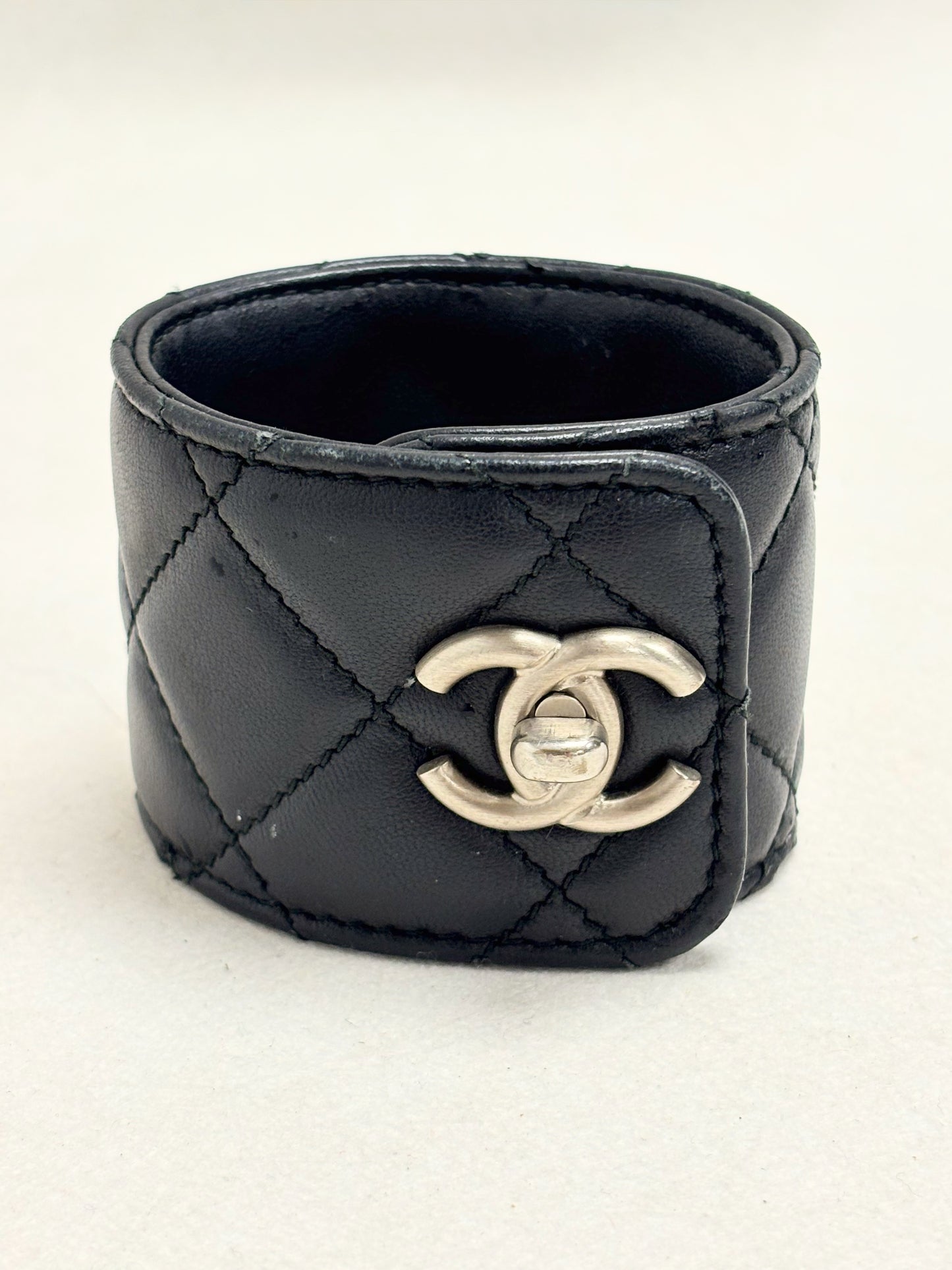 CHANEL Bracelet Manchette Cuir
