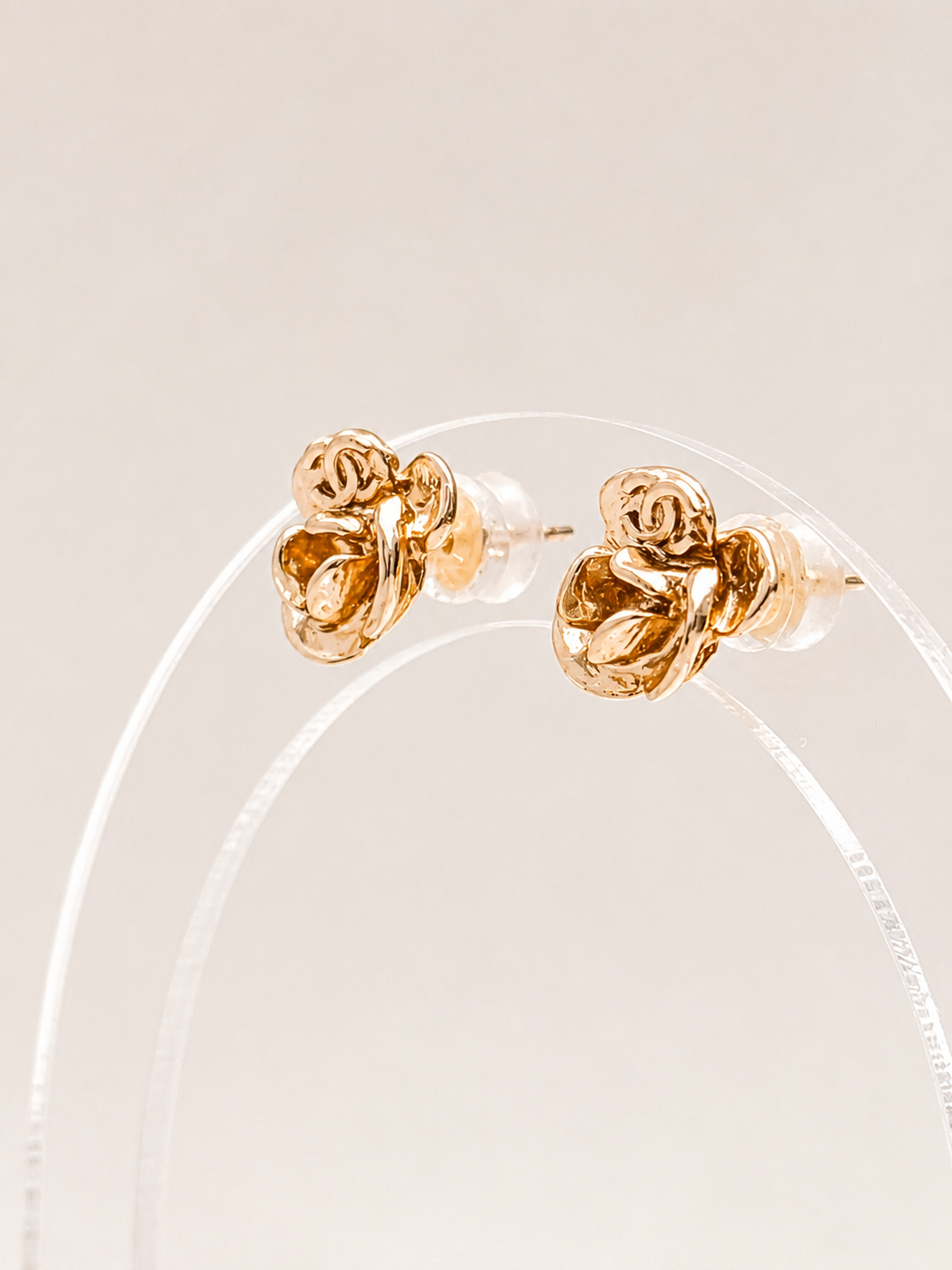 CHANEL Boucles d'oreilles Camélia