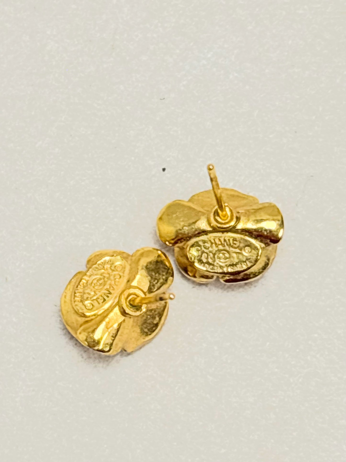 CHANEL Boucles d'oreilles Camélia