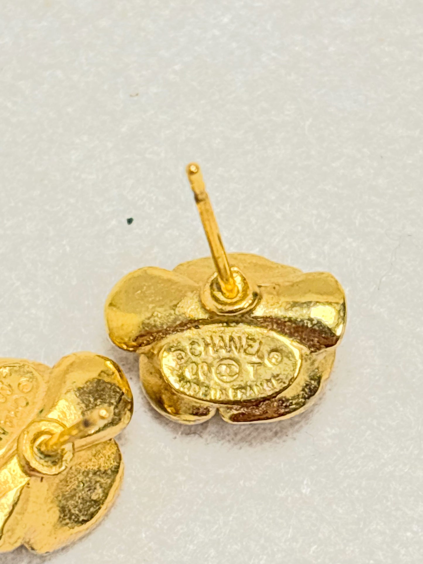 CHANEL Boucles d'oreilles Camélia