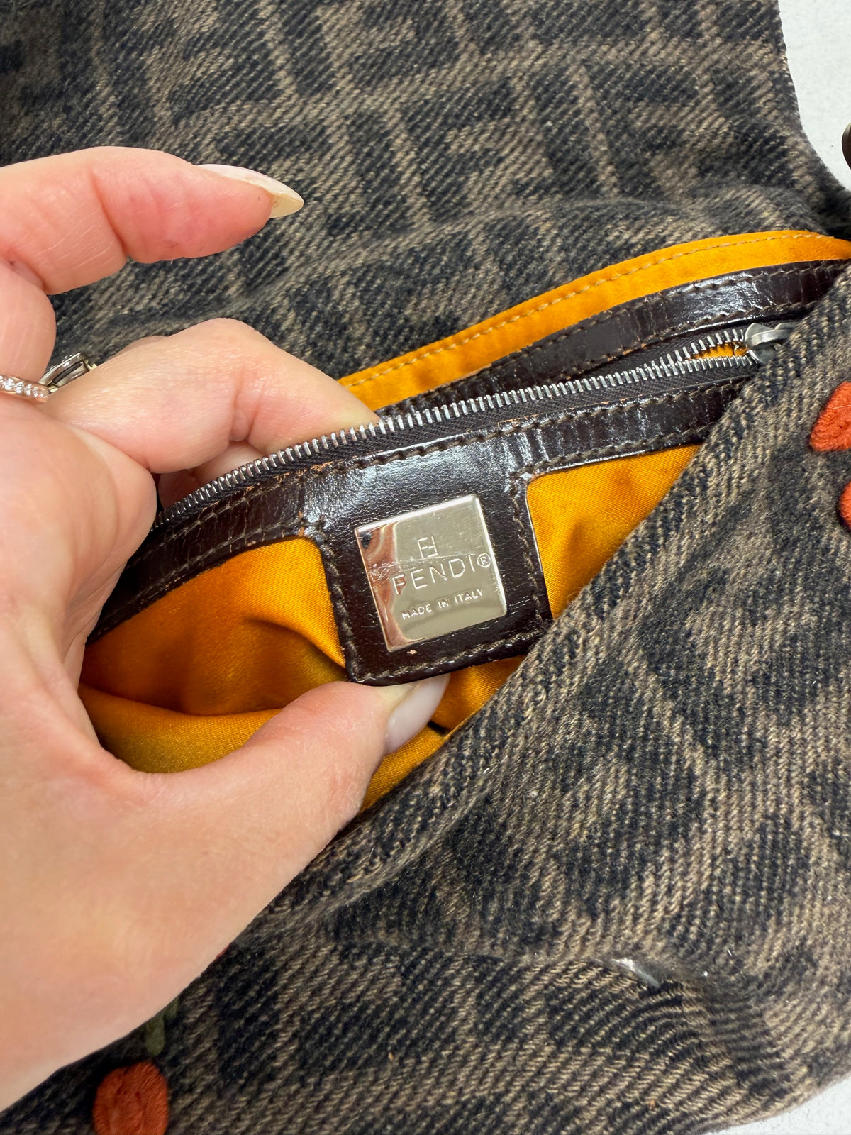 FENDI Sac Baguette Zucca brodé