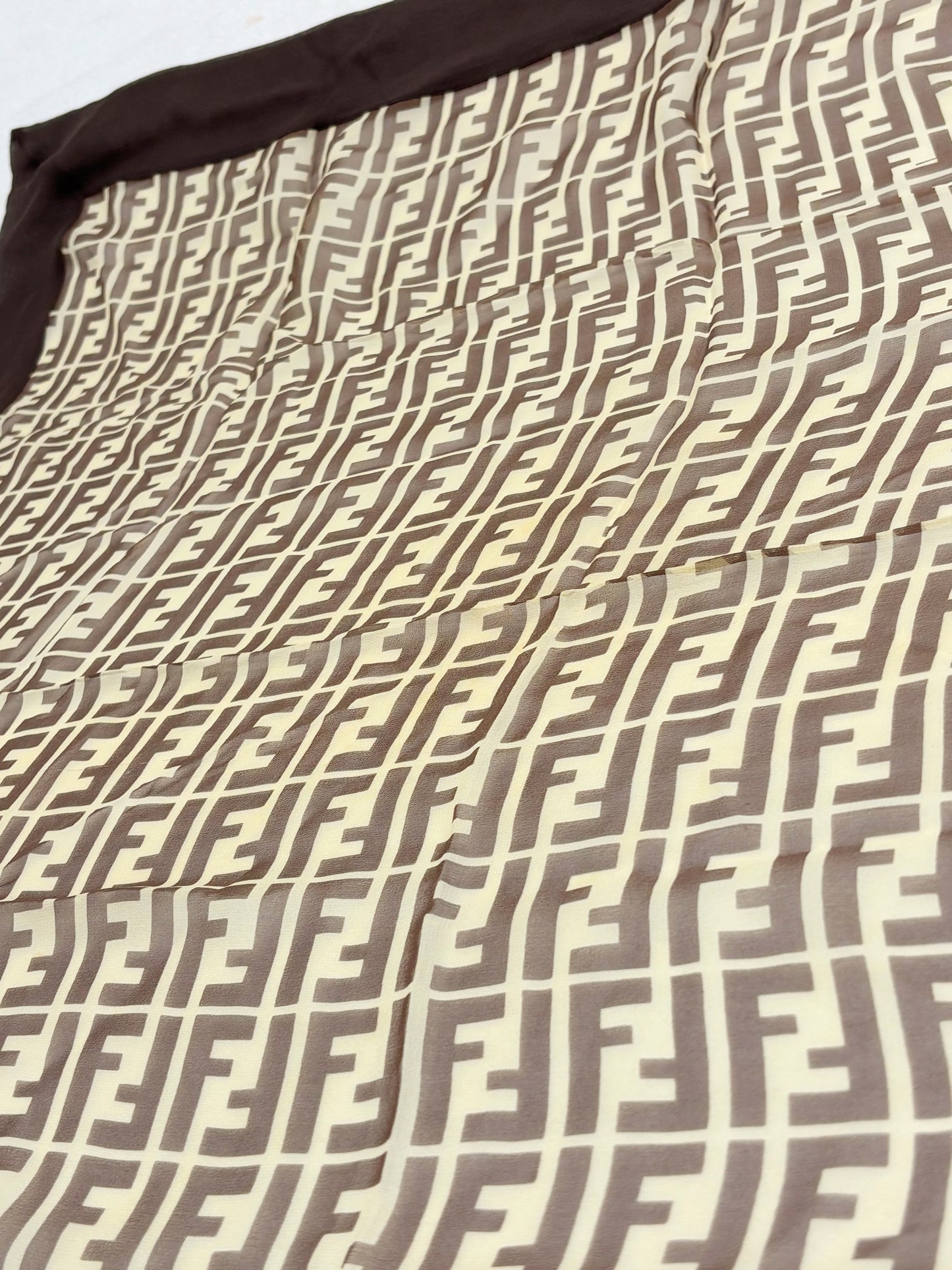 FENDI Foulard Carré en Soie Zucca