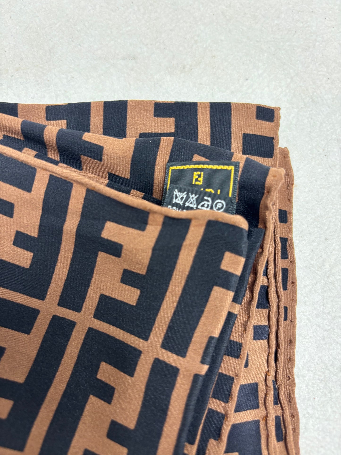FENDI Foulard Carré en soie Zucca