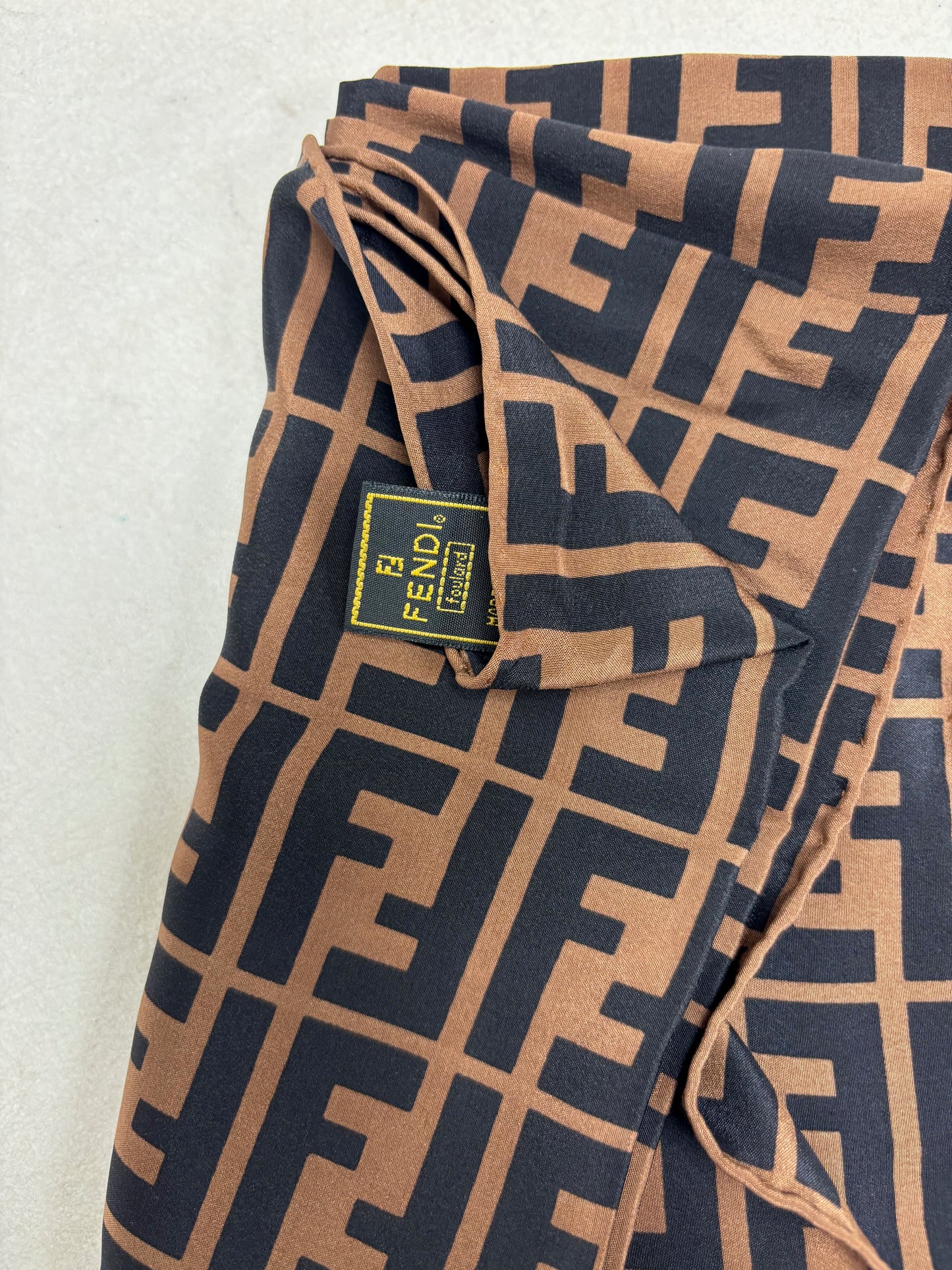 FENDI Foulard Carré en soie Zucca