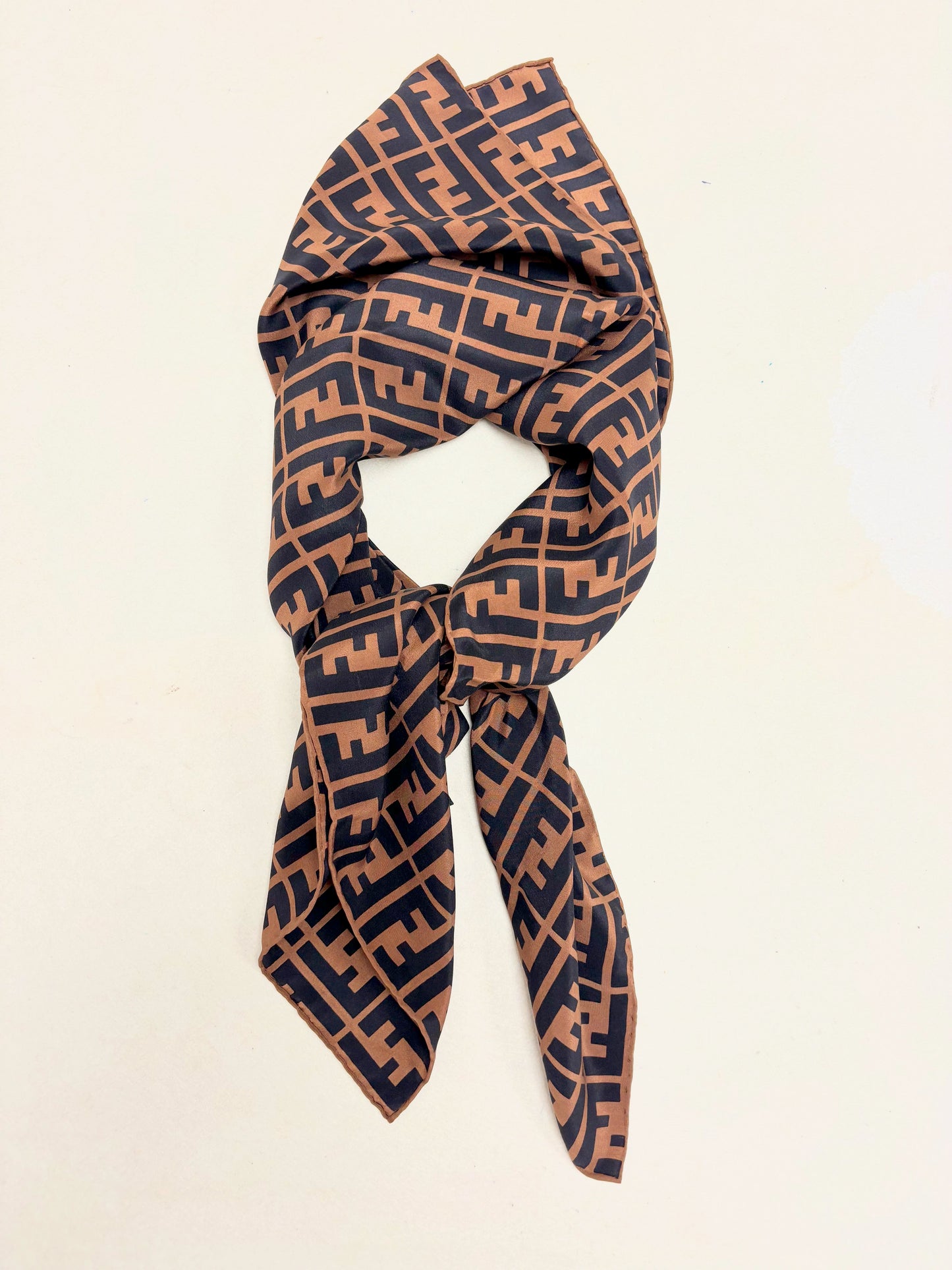 FENDI Foulard Carré en soie Zucca