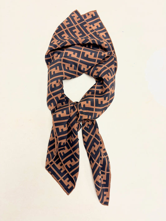 FENDI Foulard Carré en soie Zucca