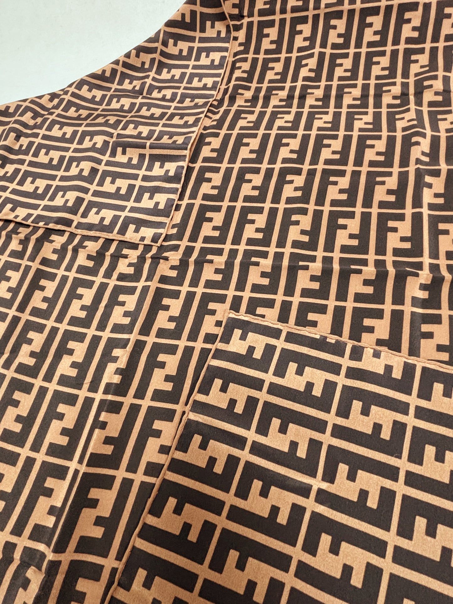 FENDI Foulard Carré en soie Zucca
