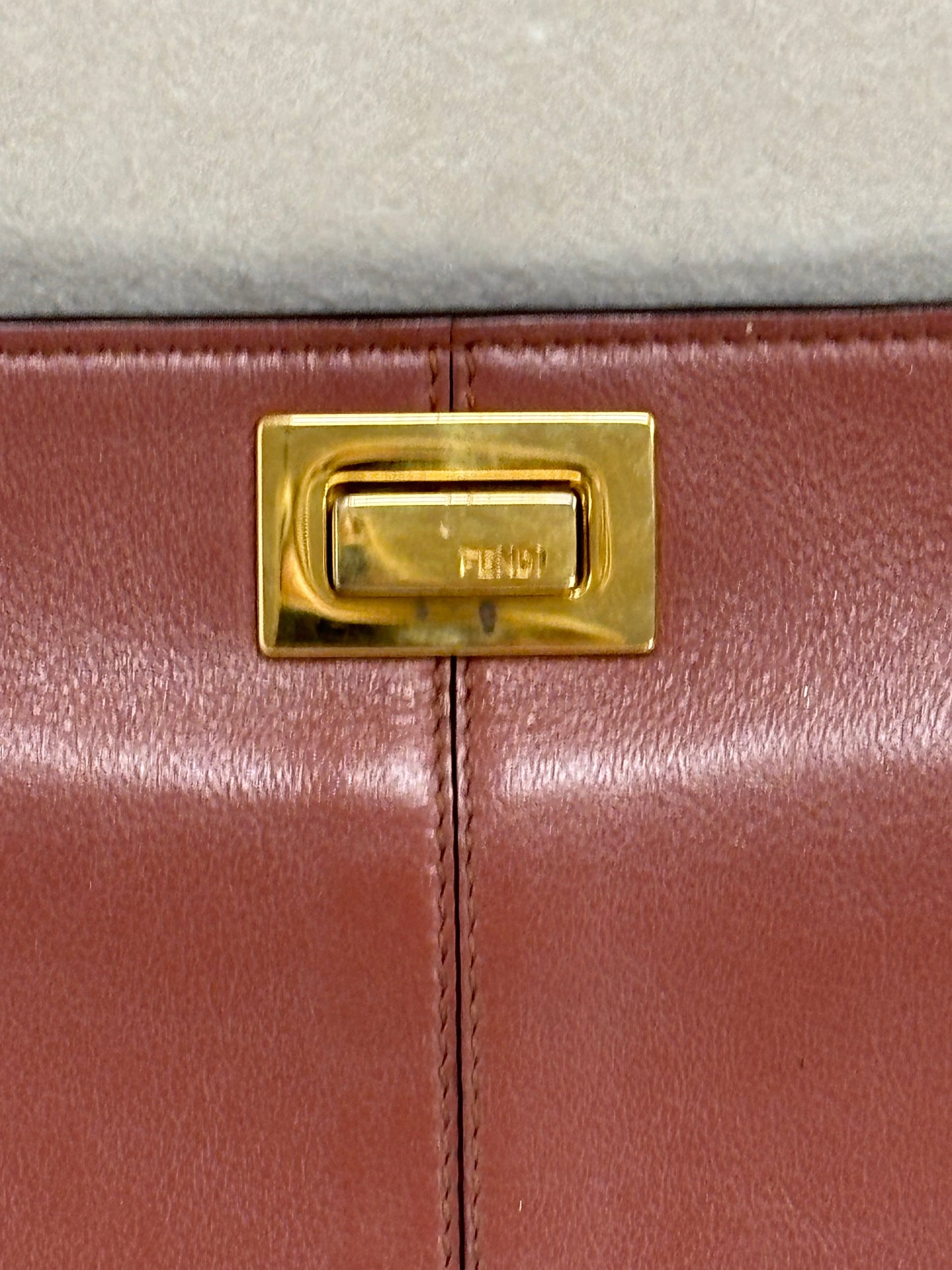 FENDI Pochette Peekaboo en cuir