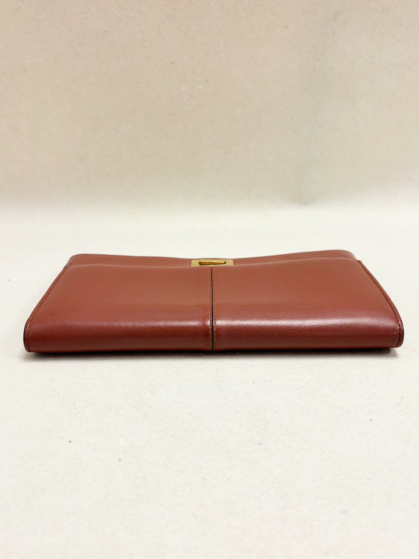 FENDI Pochette Peekaboo en cuir