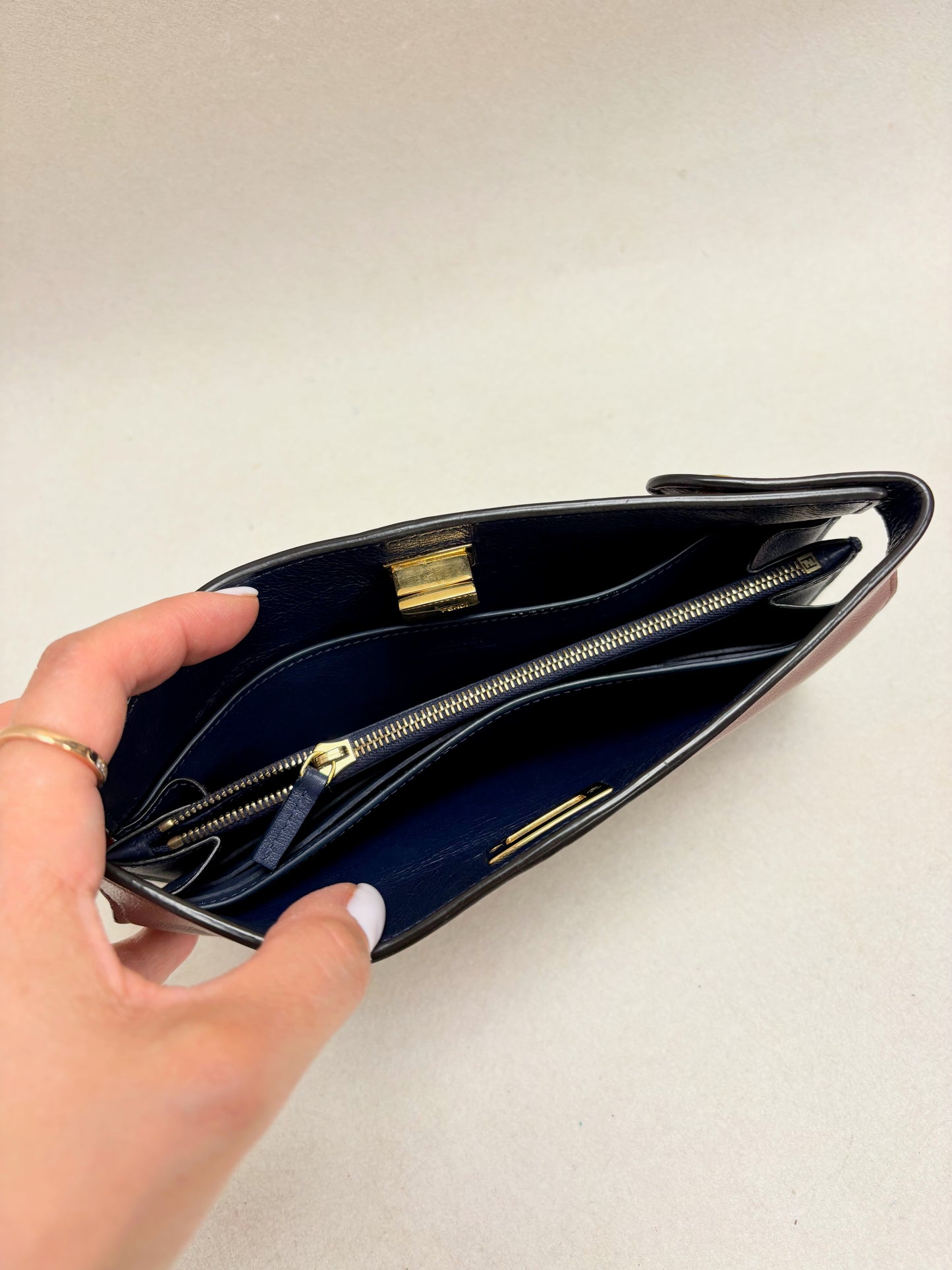 FENDI Pochette Peekaboo en cuir