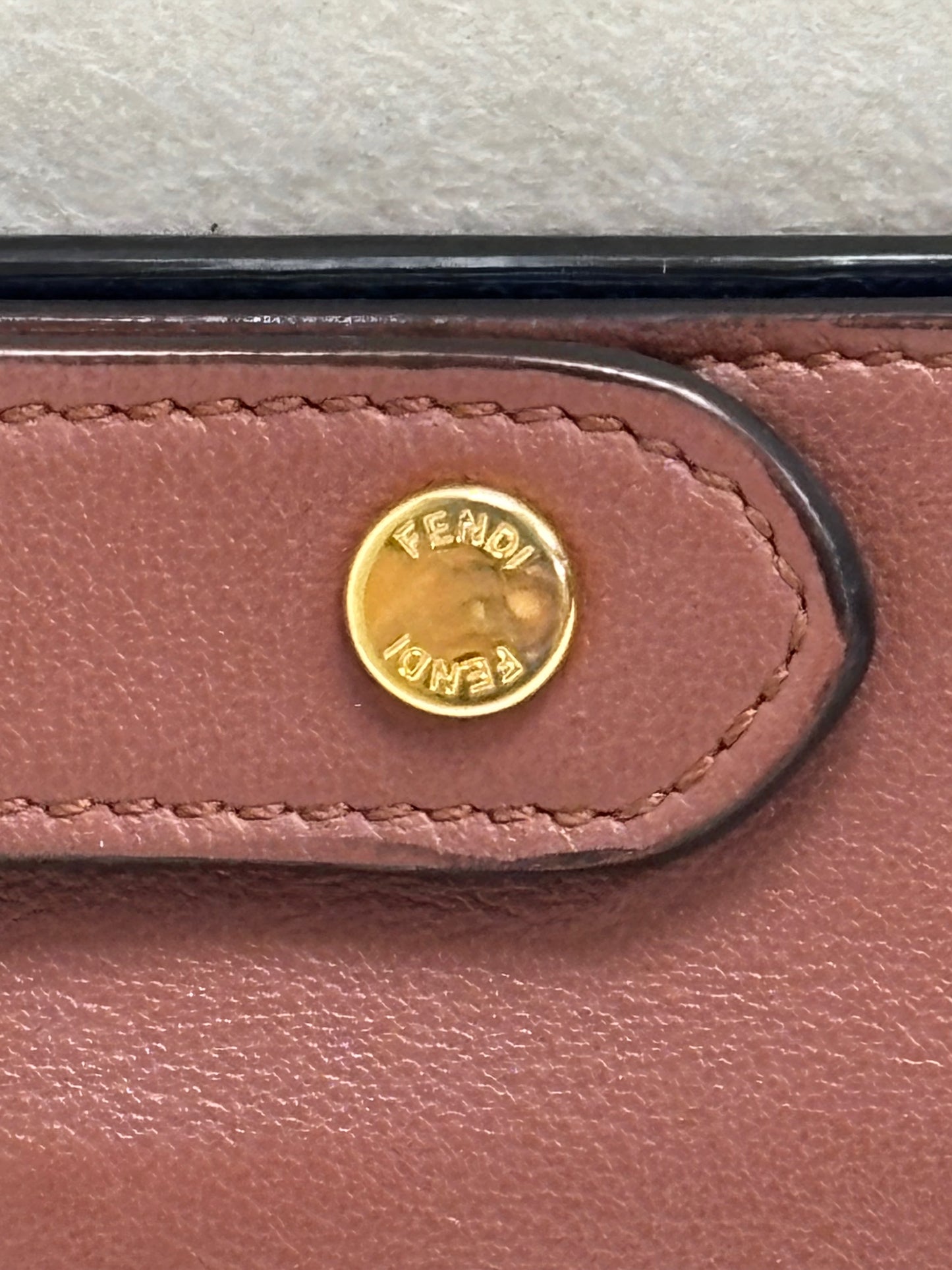 FENDI Pochette Peekaboo en cuir