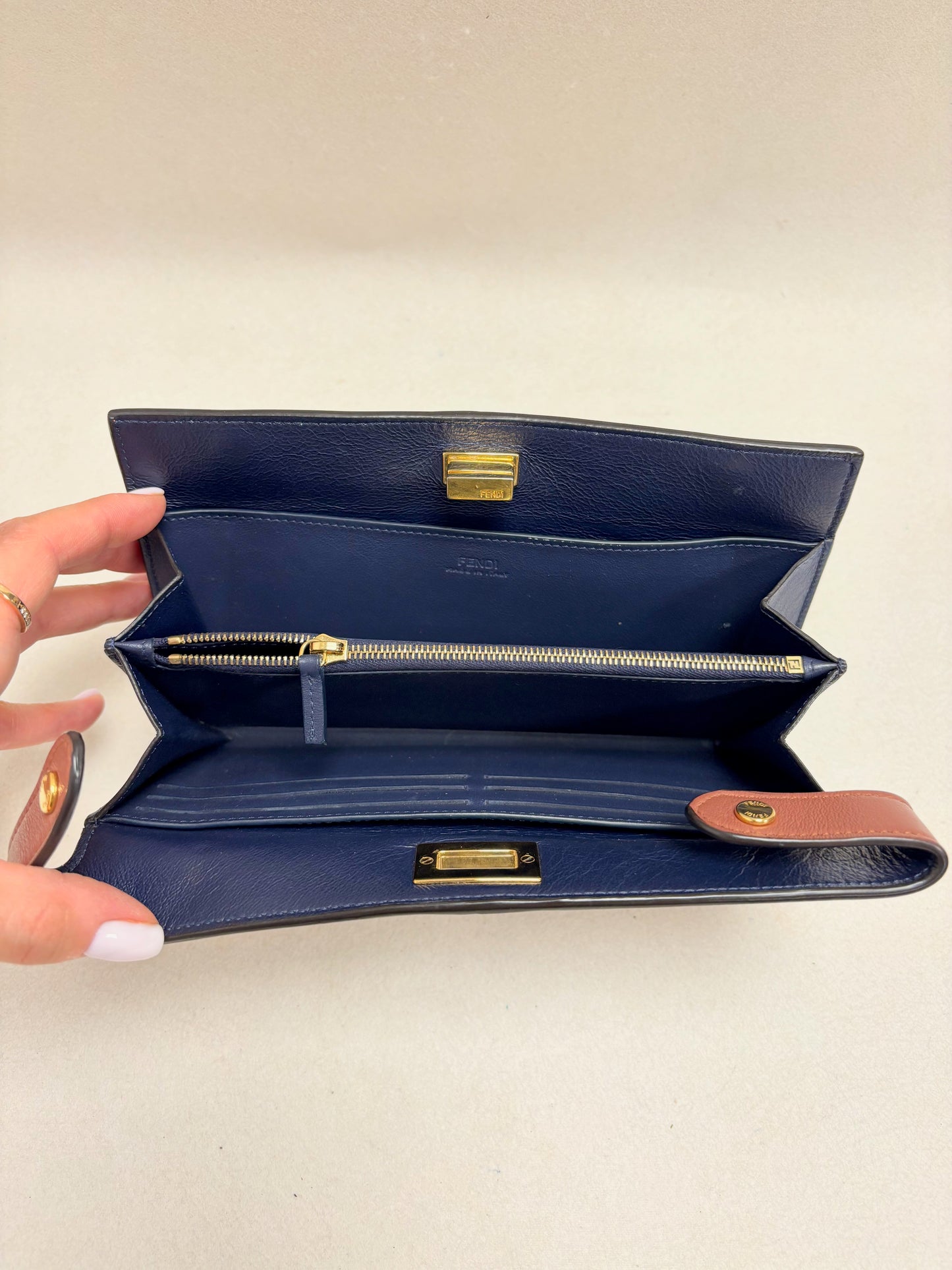 FENDI Pochette Peekaboo en cuir
