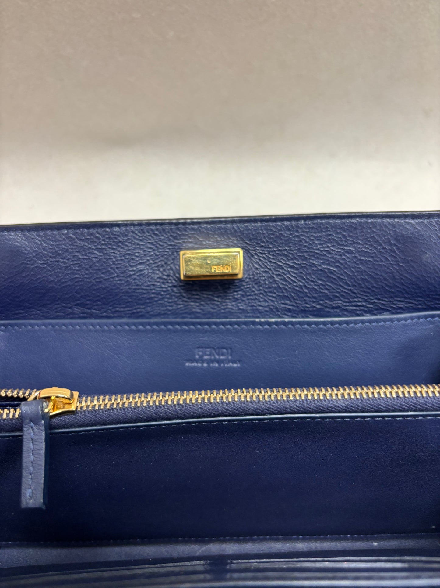 FENDI Pochette Peekaboo en cuir