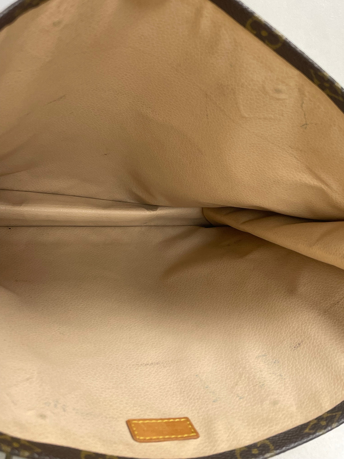LOUIS VUITTON Sac plat