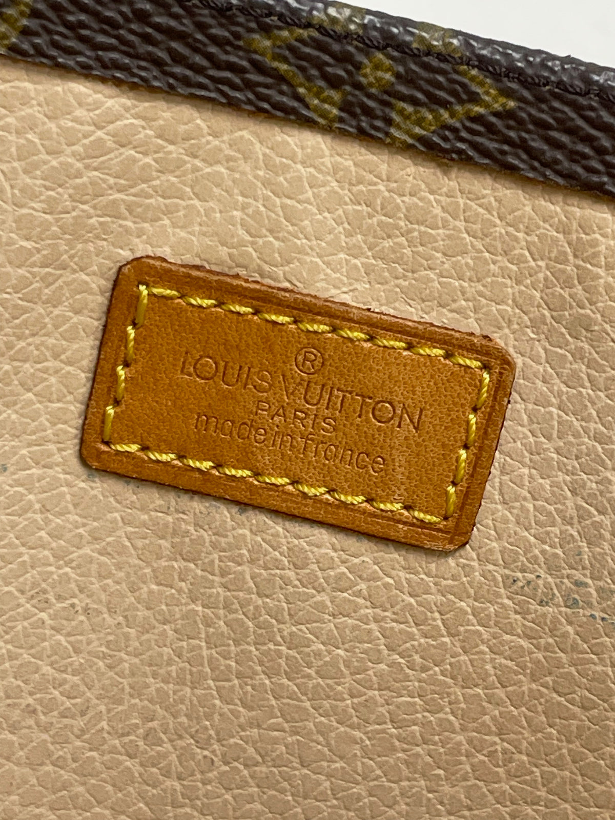 LOUIS VUITTON Sac plat