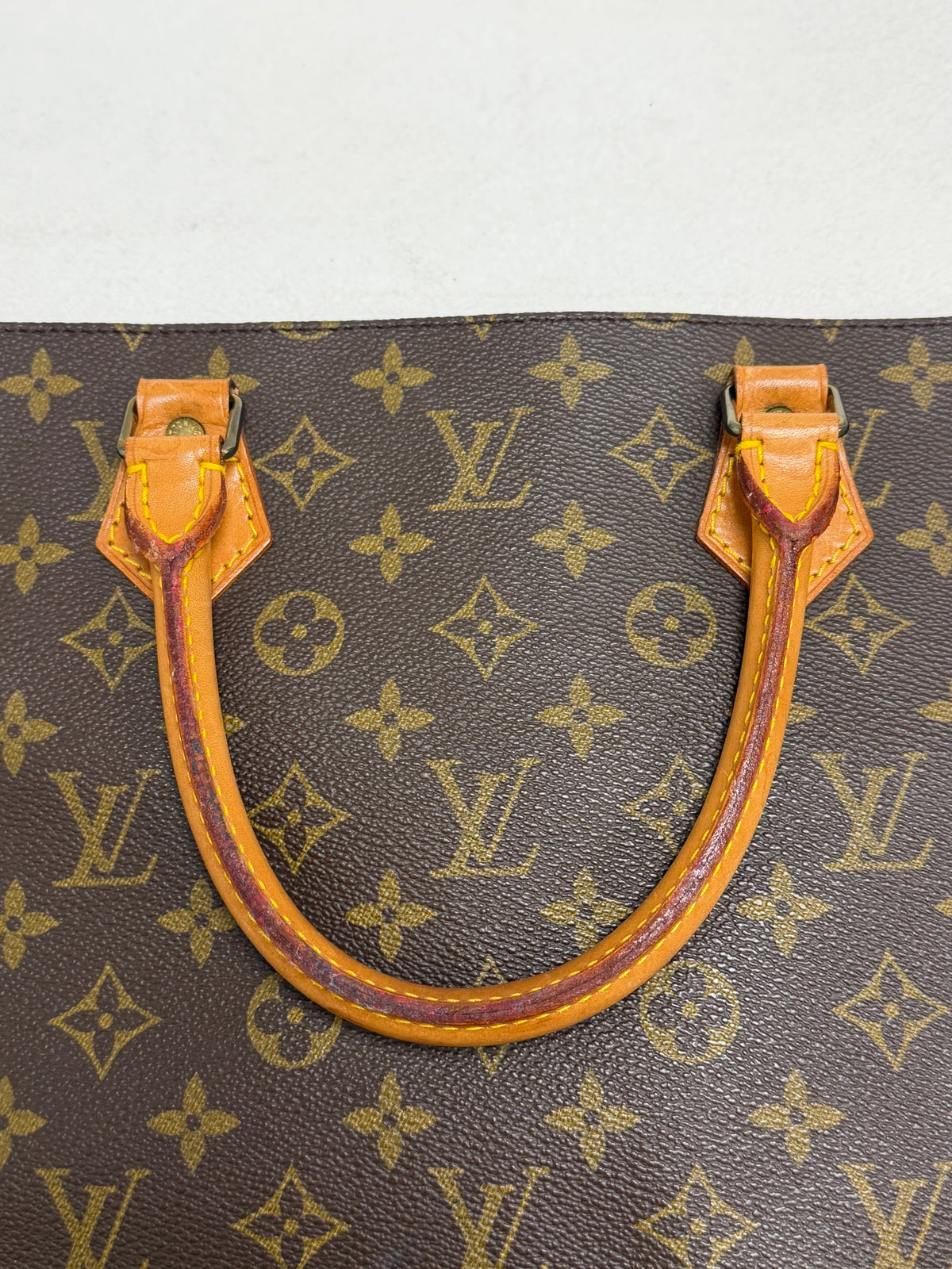 LOUIS VUITTON Sac plat