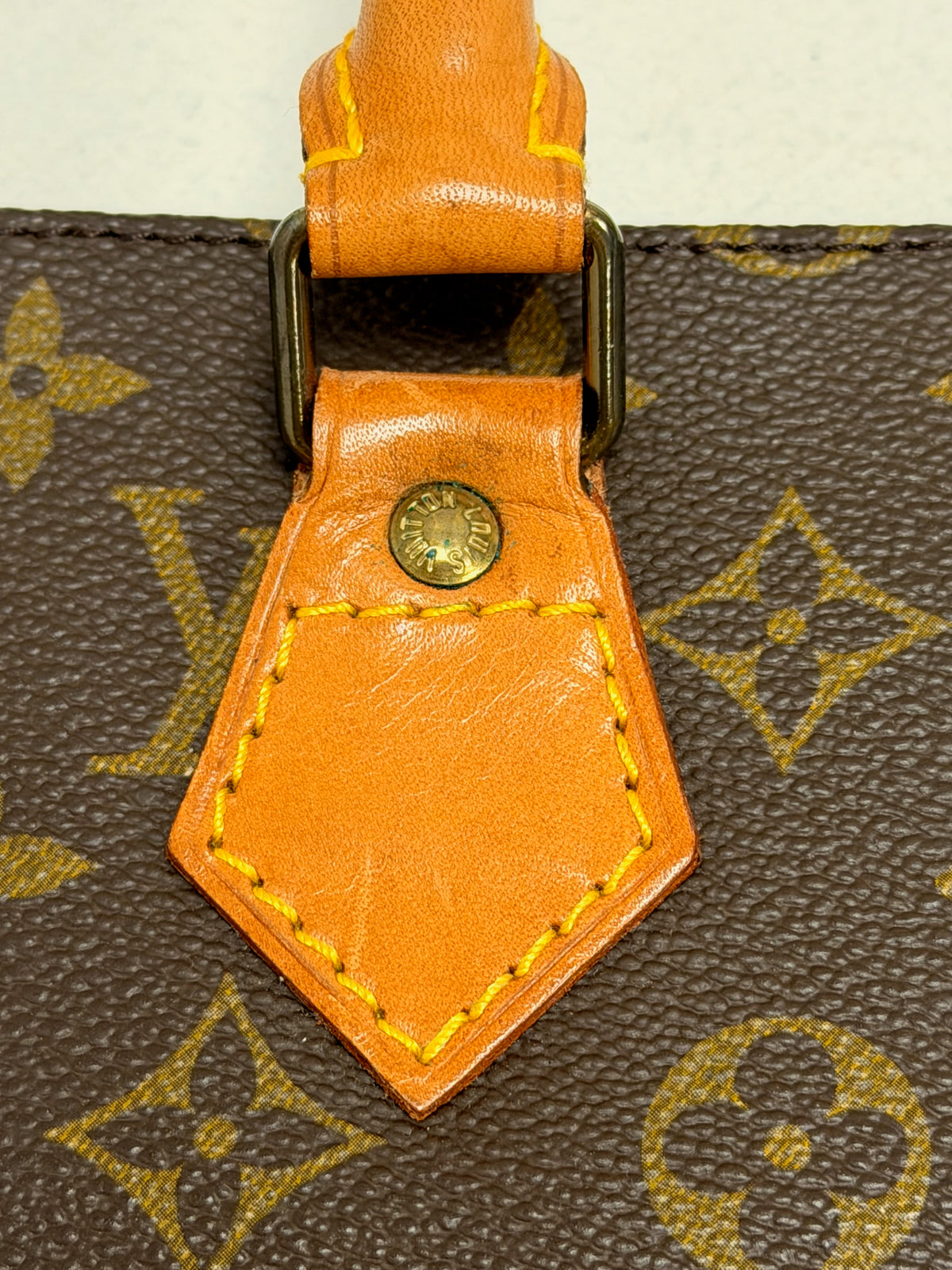 LOUIS VUITTON Sac plat