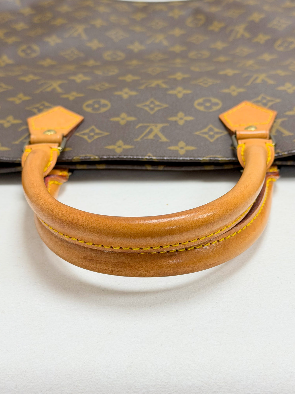 LOUIS VUITTON Sac plat