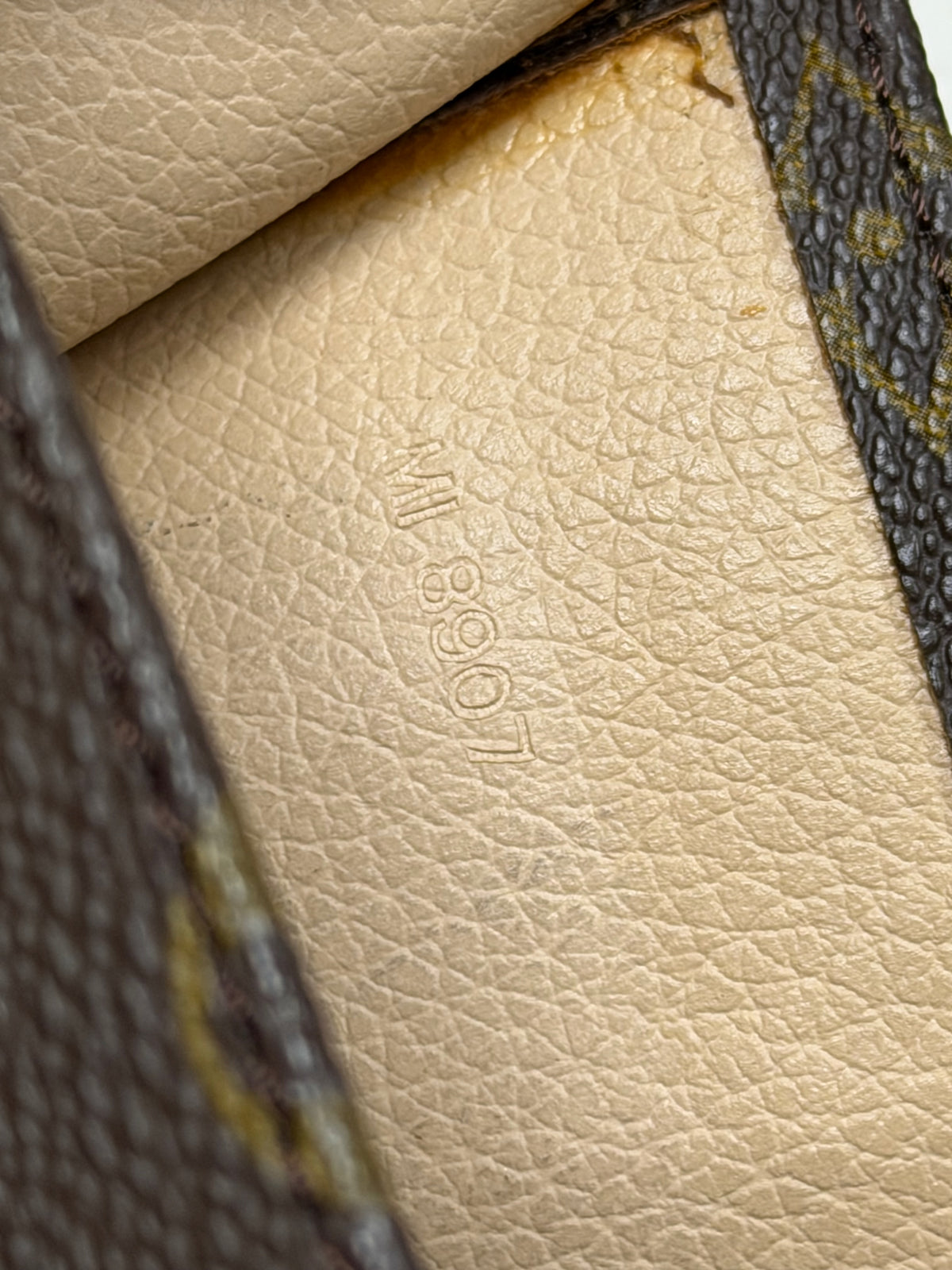 LOUIS VUITTON Sac plat