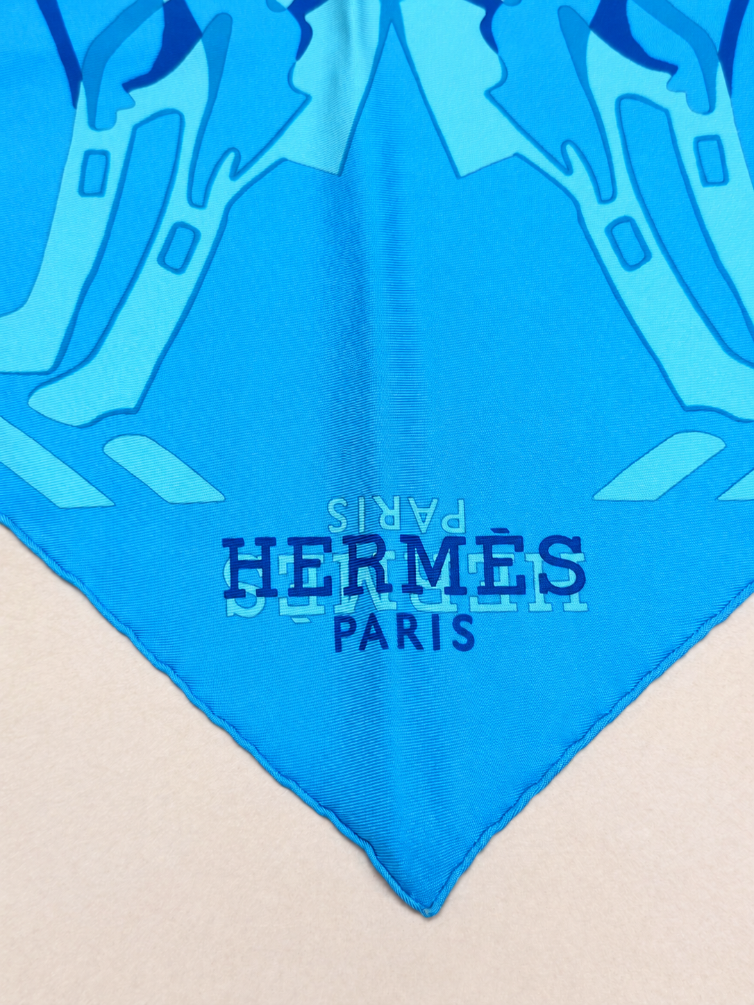 HERMÈS Foulard Pointu