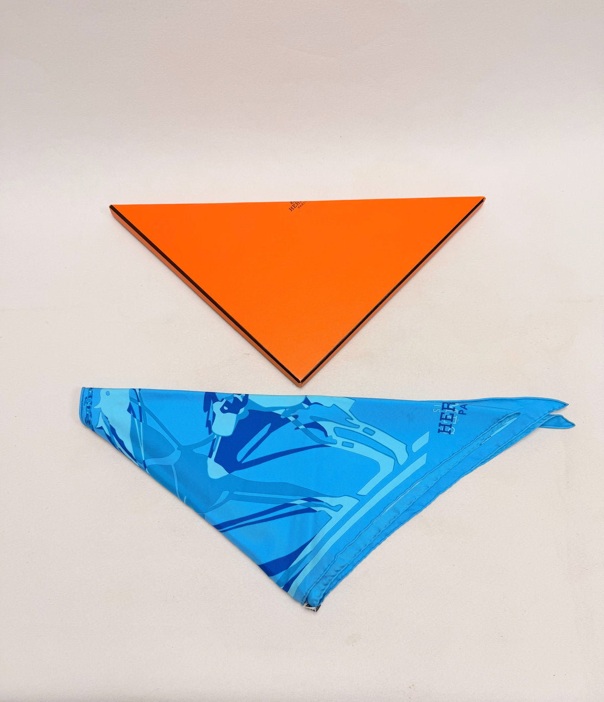 HERMÈS Foulard Pointu