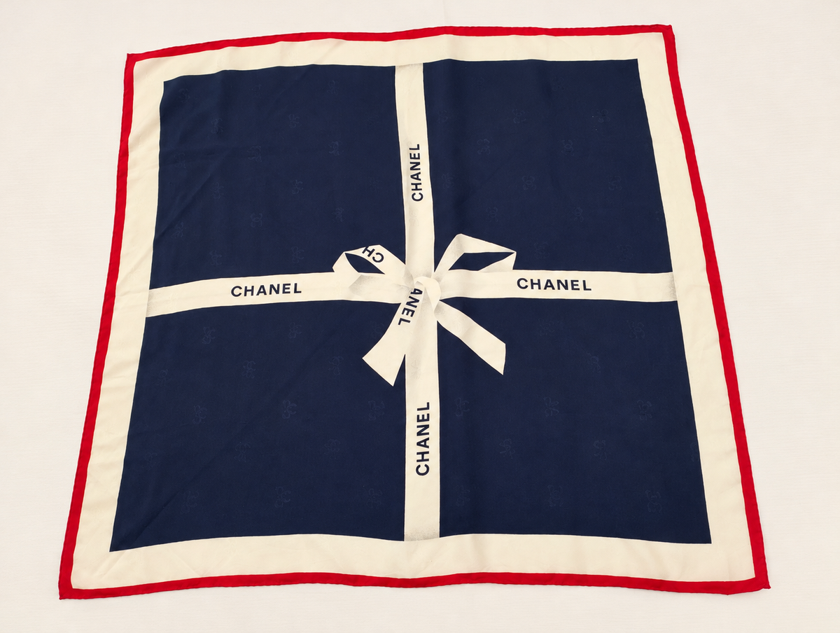 CHANEL Carré en soie