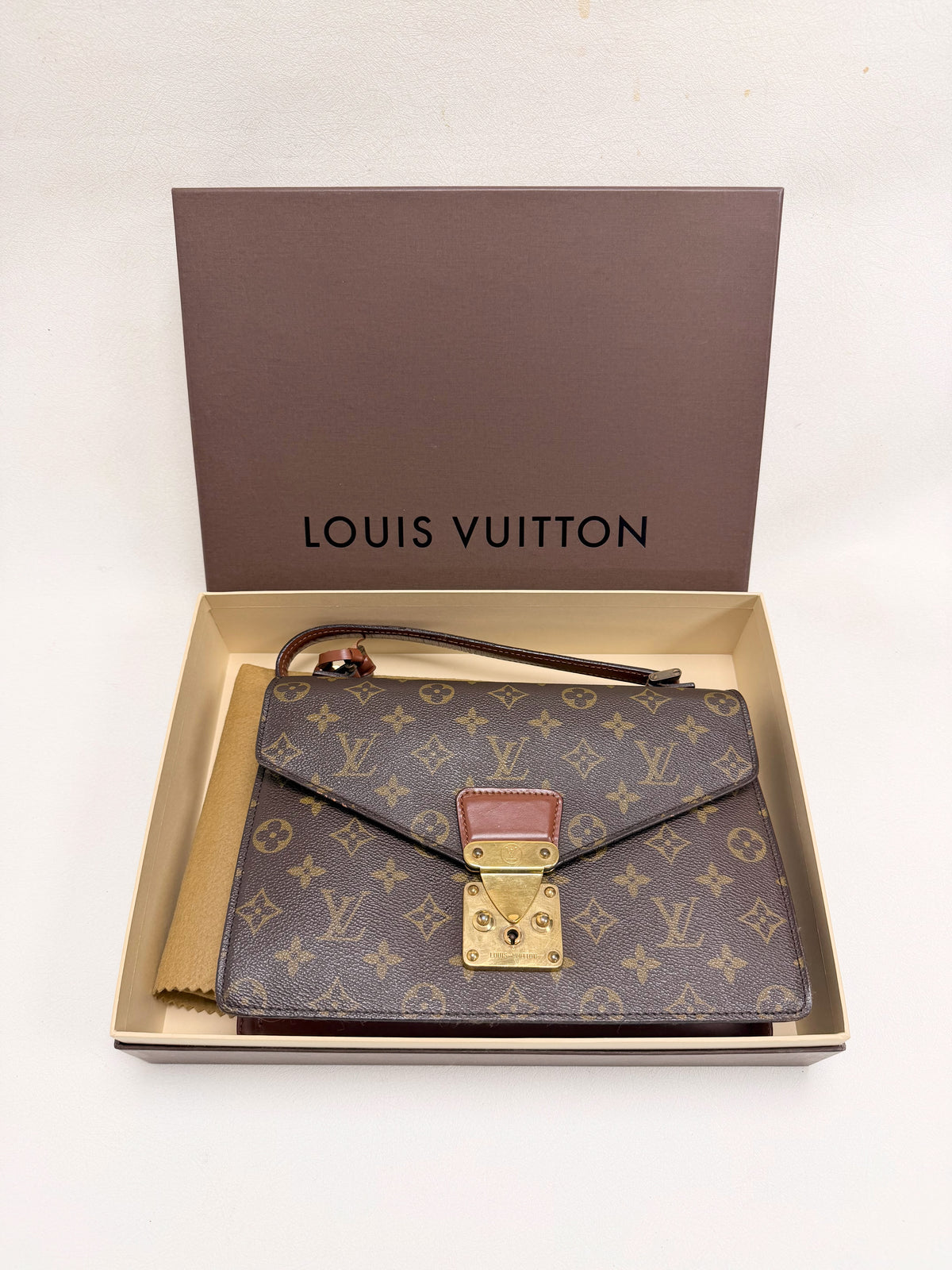 LOUIS VUITTON Sac Concorde