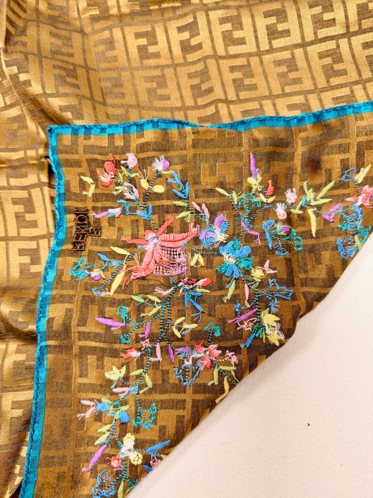 FENDI Foulard Zucca brodé Ricami
